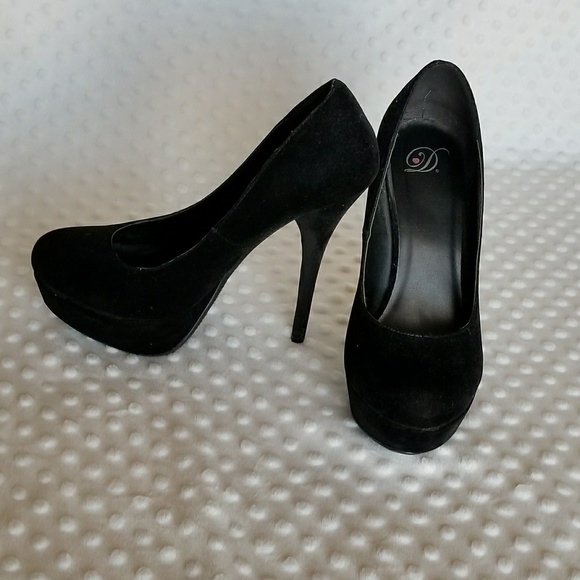 D. Shoes - Black velvet D. heels size 8 1/2